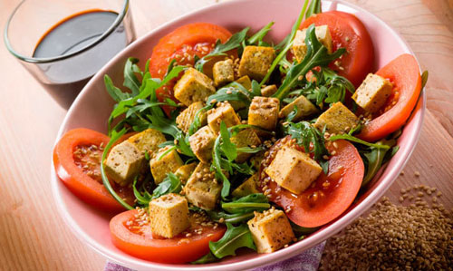 Овощной салат с тофу и кунжутом рацион вегетарианца при тренировках
